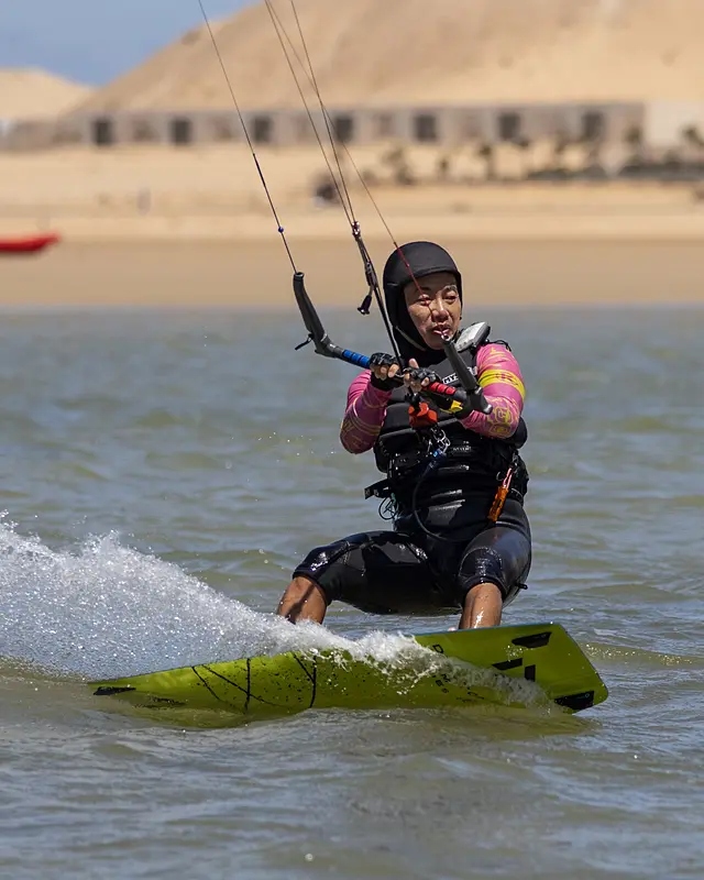 Bord carré sur une planche verte