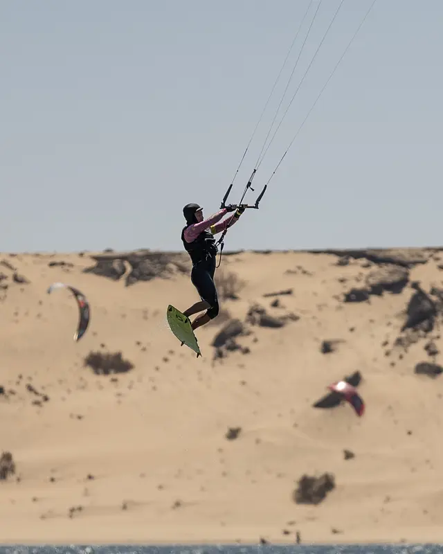 Saut devant la dune, la planche verte aux pieds