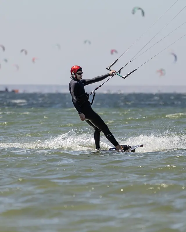 Bord de près, les ailes du spot au loin