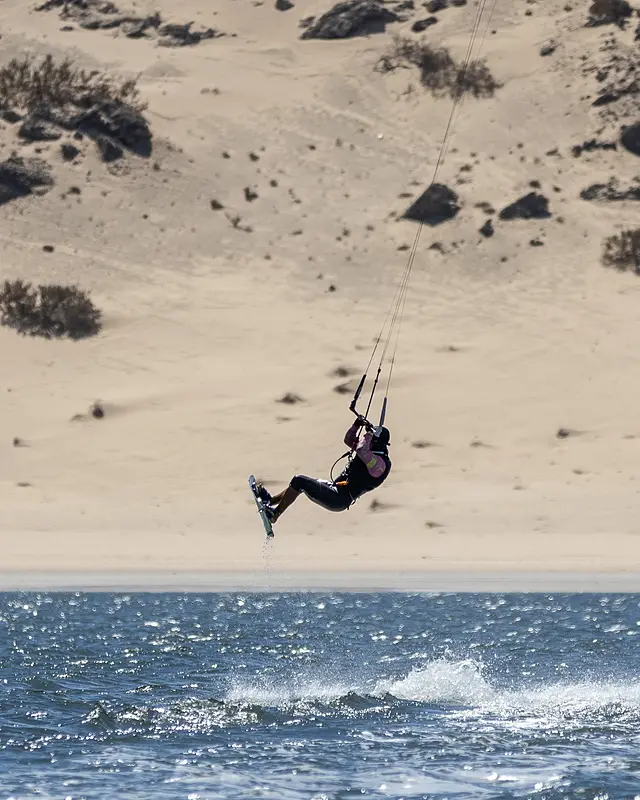 Saut, genoux groupés, devant la dune